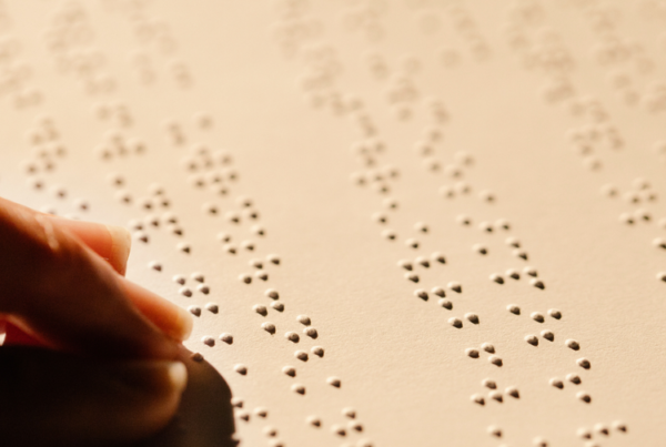 fingers reading braille